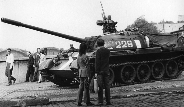 Tanque da URSS no contexto da Primavera de Praga nos anos 60.