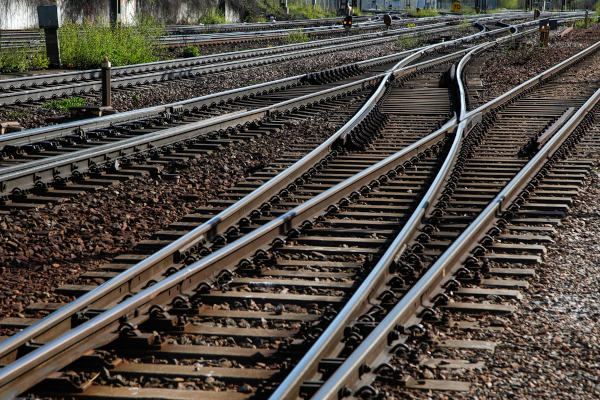 Trilhos de trem, exemplos de materiais que sofrem dilatação superficial.