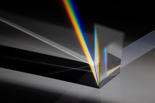 Dispersão da luz em diversas componentes.