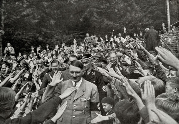 Adolf Hitler, principal ideólogo e líder do nazismo, cercado e reverenciado por uma multidão. 