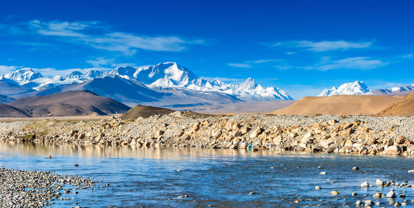 Paisagem natural no Tibete com vista para os Himalaias e o Monte Everest.