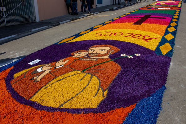 Produção de tapetes, uma das principais tradições de Corpus Christi.