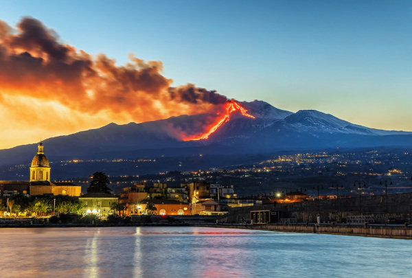 Erupção vulcânica em região urbana.