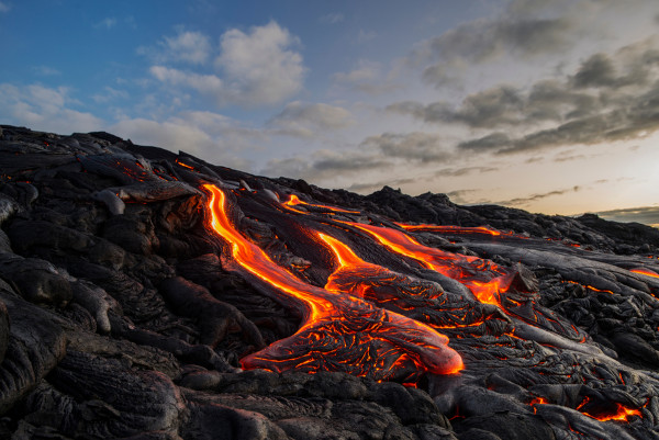 Erupção vulcânica efusiva (ou erupção vulcânica fluida), um dos tipos de erupções vulcânicas.
