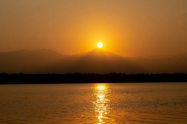 Pôr do Sol no mar, uma alusão aos fótons do Sol.