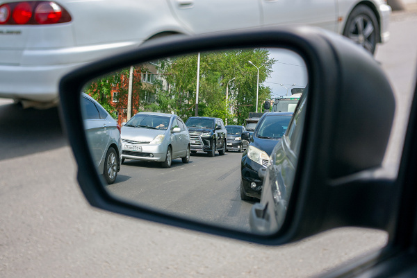 Retrovisor do carro, um exemplo de reflexão da luz no cotidiano.