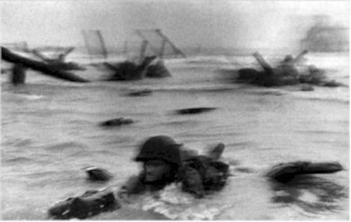 Fotografia de Robert Capa em exercício sobre Dia D.