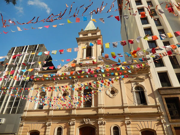 Igreja de Santo Antônio com bandeirolas de festa junina.