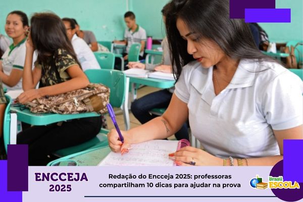Estudantes em sala de aula fazendo prova do Encceja