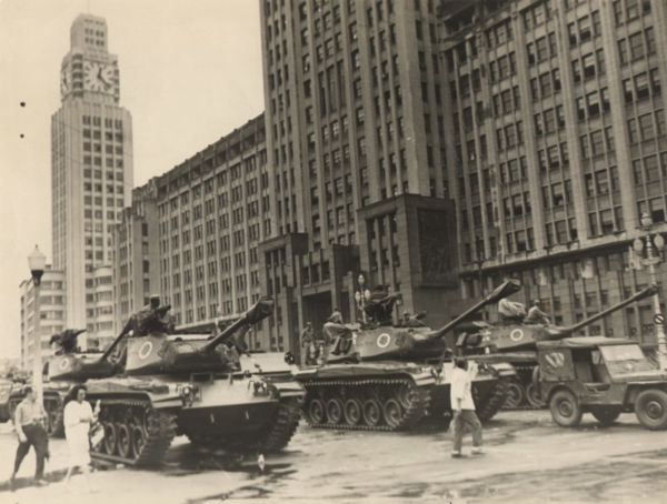 Rio de Janeiro no dia 2 de abril, no contexto do Golpe Militar de 1964 (ou Golpe Civil-Militar de 1964). [1]