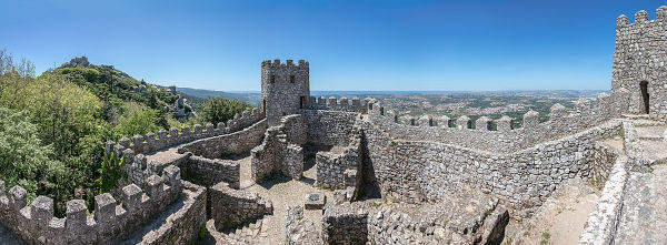Ruínas de um castelo mouro em Portugal, em texto sobre história da língua portuguesa.