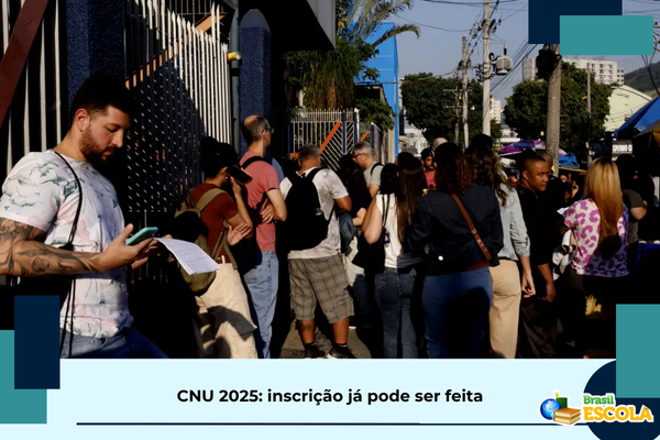 pessoas na porta de escola para fazer concurso, texto título da notícia