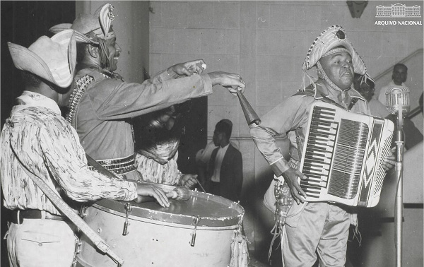 Luiz Gonzaga, cantor que musicou poema de Patativa do Assaré, e sua banda vestidos como cangaceiros em apresentação.