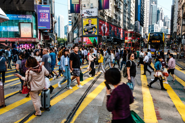 Vida de população de Hong Kong andando em espaço urbano.