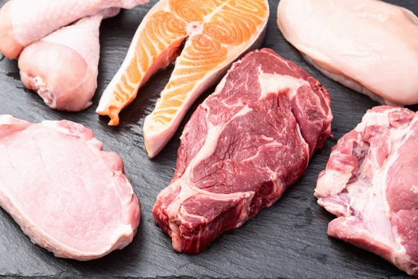 Carnes vermelhas e brancas, alimentos de origem animal.