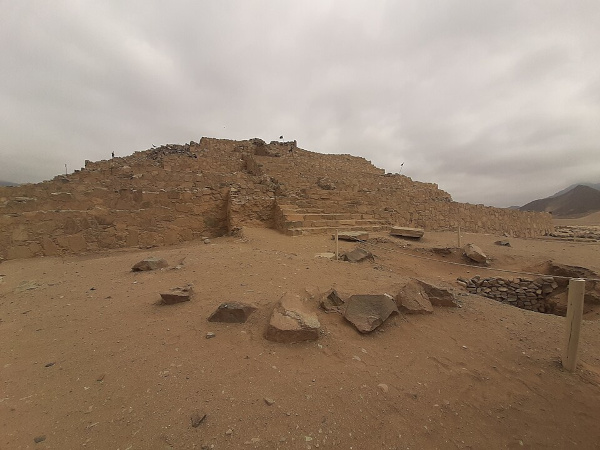 Ruínas de uma pirâmide da civilização de Caral, um dos primeiros povos da América.