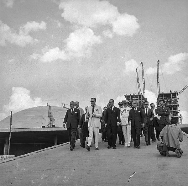 Comitiva de Juscelino Kubitschek visitando as obras do Palácio do Congresso Nacional no final dos anos 50.