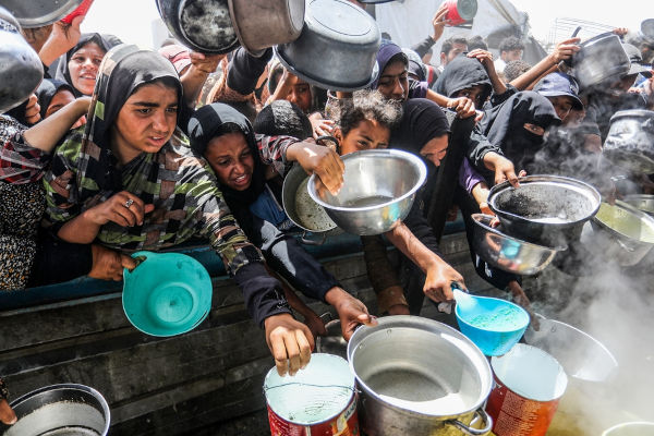 Pessoas esperando por comida na Faixa de Gaza