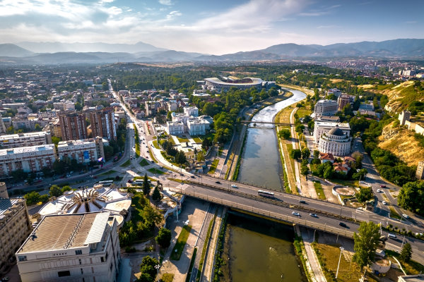 Vista aérea da paisagem urbana de Skopje, capital da Macedônia do Norte.