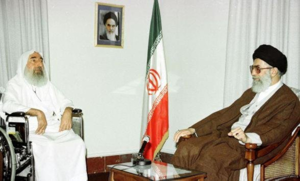Líder do Hamas, Sheikh Ahmed Yassin, à esquerda, e o Supremo Líder do Irã, Ayatollah Khamenei, à direita. Maio de 1998.[4]