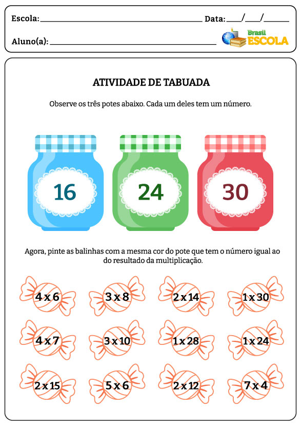 Três potes coloridos com números e doze balinhas com multiplicações em atividade de tabuada.