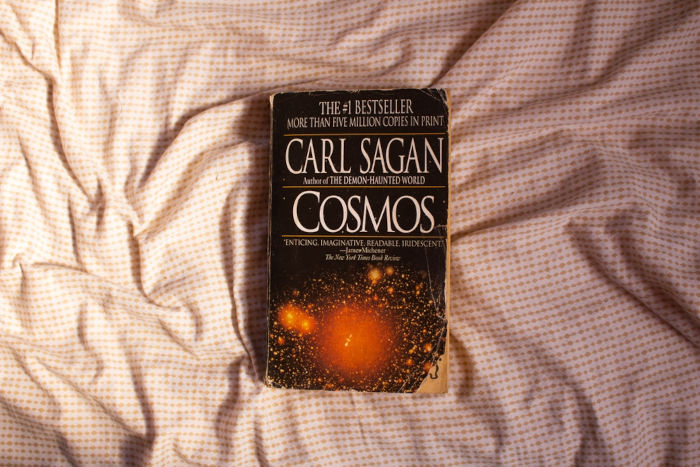 “Cosmos” é um famoso livro de Carl Sagan.