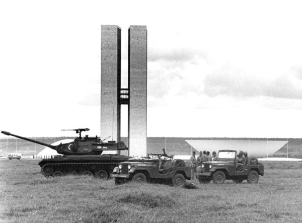Tanques em frente ao Congresso Nacional, em Brasília, durante o golpe que instaurou a ditadura no Brasil.