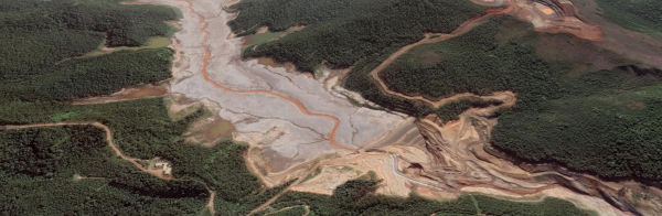 Imagem aproximada da Barragem do Fundão, em Mariana, depois do rompimento. [imagem_principal]