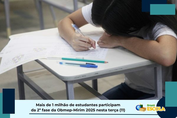 Estudante em sala de aula resolvendo prova