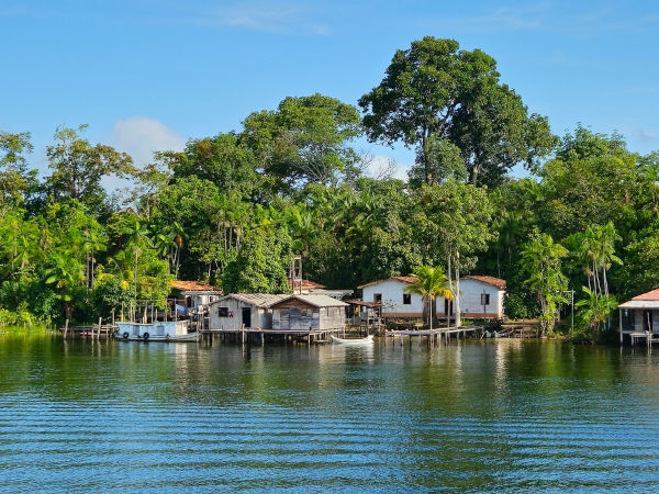 Comunidade formada por ribeirinhos, que vivem nas margens dos rios e levam um modo de vida em comunhão com a natureza.