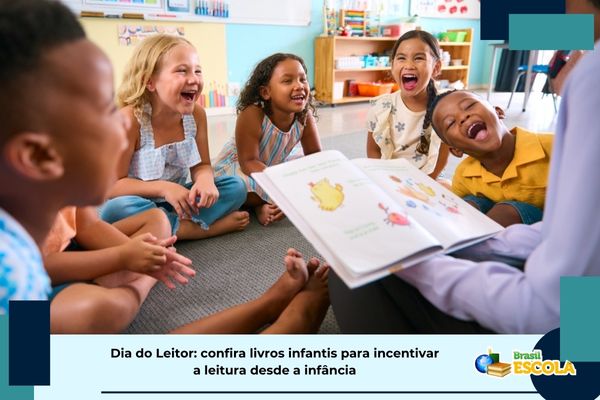 Crianças em sala de aula lendo livro com professora