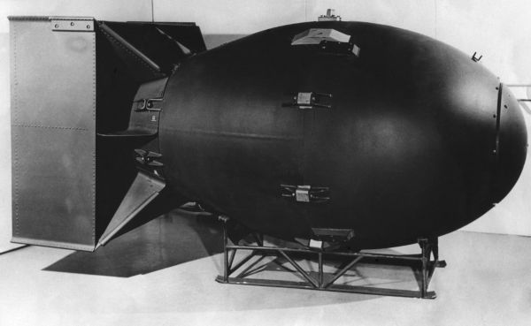 Modelo da bomba Fat Man, arma nuclear estratégica que foi lançada sobre a cidade japonesa de Nagasaki em 9 de agosto de 1945. 