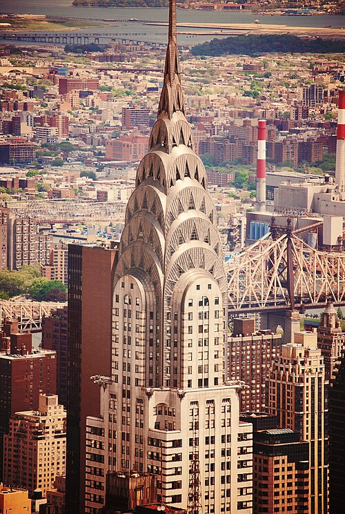 O Chrysler Building, em Nova York, talvez o edifício Art Déco mais famoso do mundo, com sua torre de aço inoxidável.