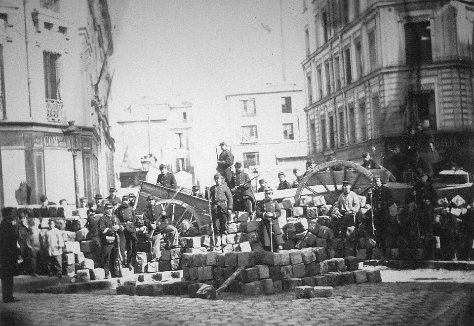 Barricada montada por combatentes da Comuna de Paris (1871).