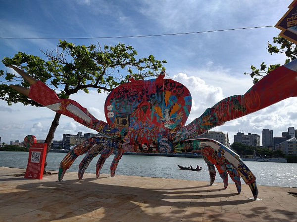 Escultura de caranguejo inaugurada em 2022 em homenagem aos 30 anos do movimento Manguebeat, criado por Chico Science. 