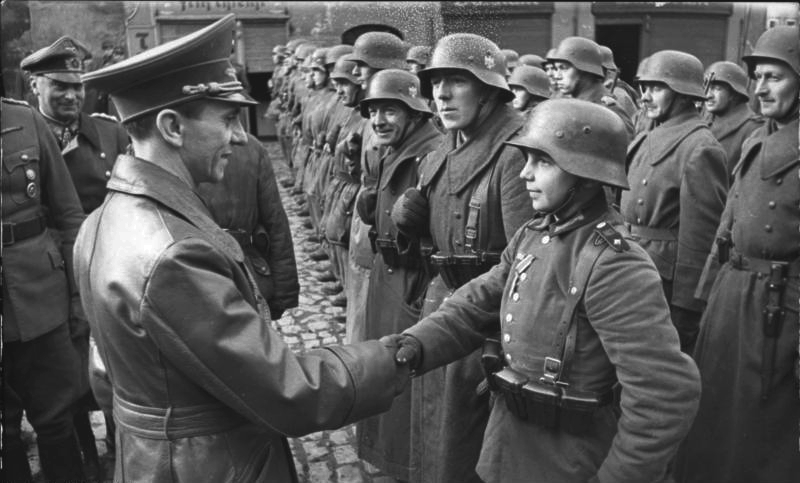 Goebbels cumprimenta Willi Hübner, garoto de 16 anos, da Hitlerjugend (Juventude Hitlerista).