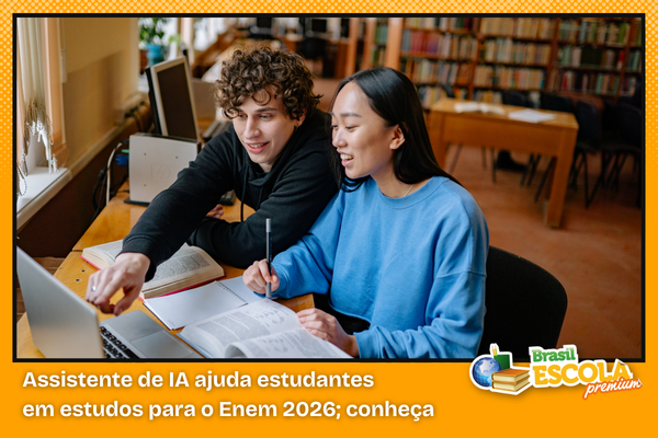Estudantes sorrindo em frente a computador