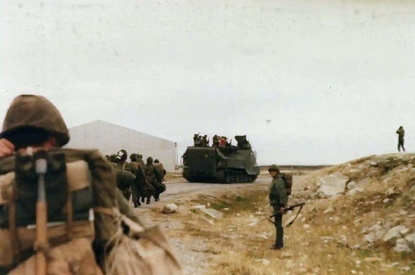 Militares argentinos durante a ocupação das Ilhas Malvinas em 2 de abril de 1982, dando início à Guerra das Malvinas.|3|