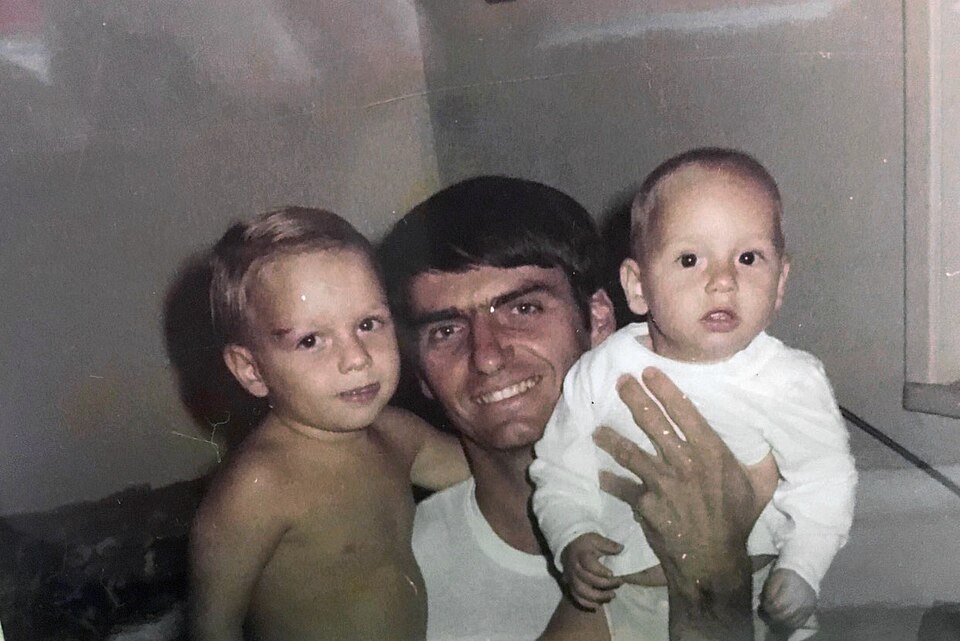 Bolsonaro e seus filhos Flávio e Eduardo bebês.