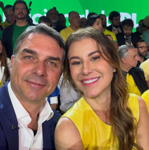 Flávio Bolsonaro ao lado de Fernanda, sua esposa.