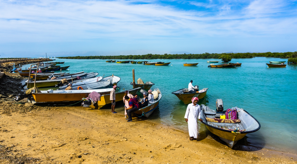 Pessoas realizando a pesca, uma atividade econômica tradicional do Golfo Pérsico.