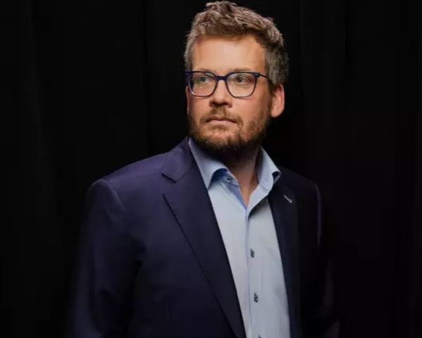 Fotografia de John Green, autor de “A culpa é das estrelas”. [imagem_principal]