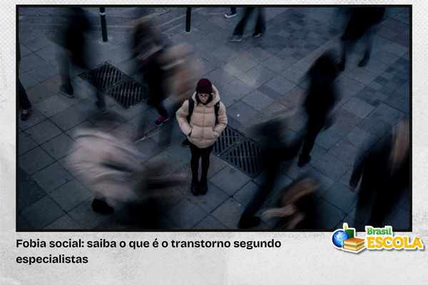 Foto de pessoa angustiada no meio de multidão.