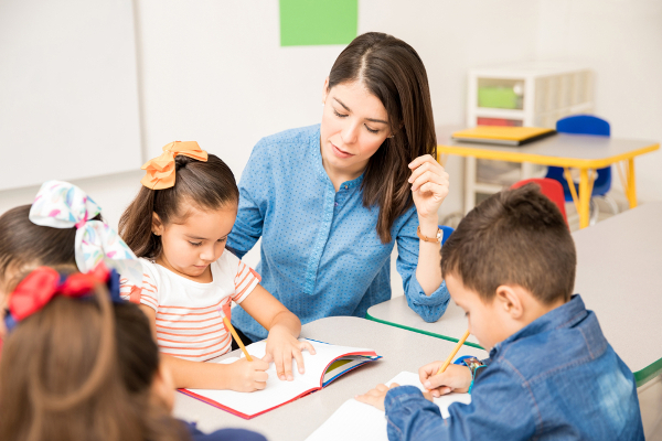 Professora alfabetizando os alunos em referência ao Dia Mundial da Alfabetização.