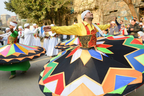 As danças são uma parte importante do que forma o folclore de um povo. Na imagem, estão dançarinos de uma dança típica do Egito. [1]