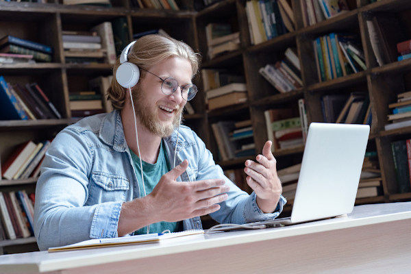 Durante as aulas virtuais, é importante que o professor combine com seus alunos as regras de permanência na sala.