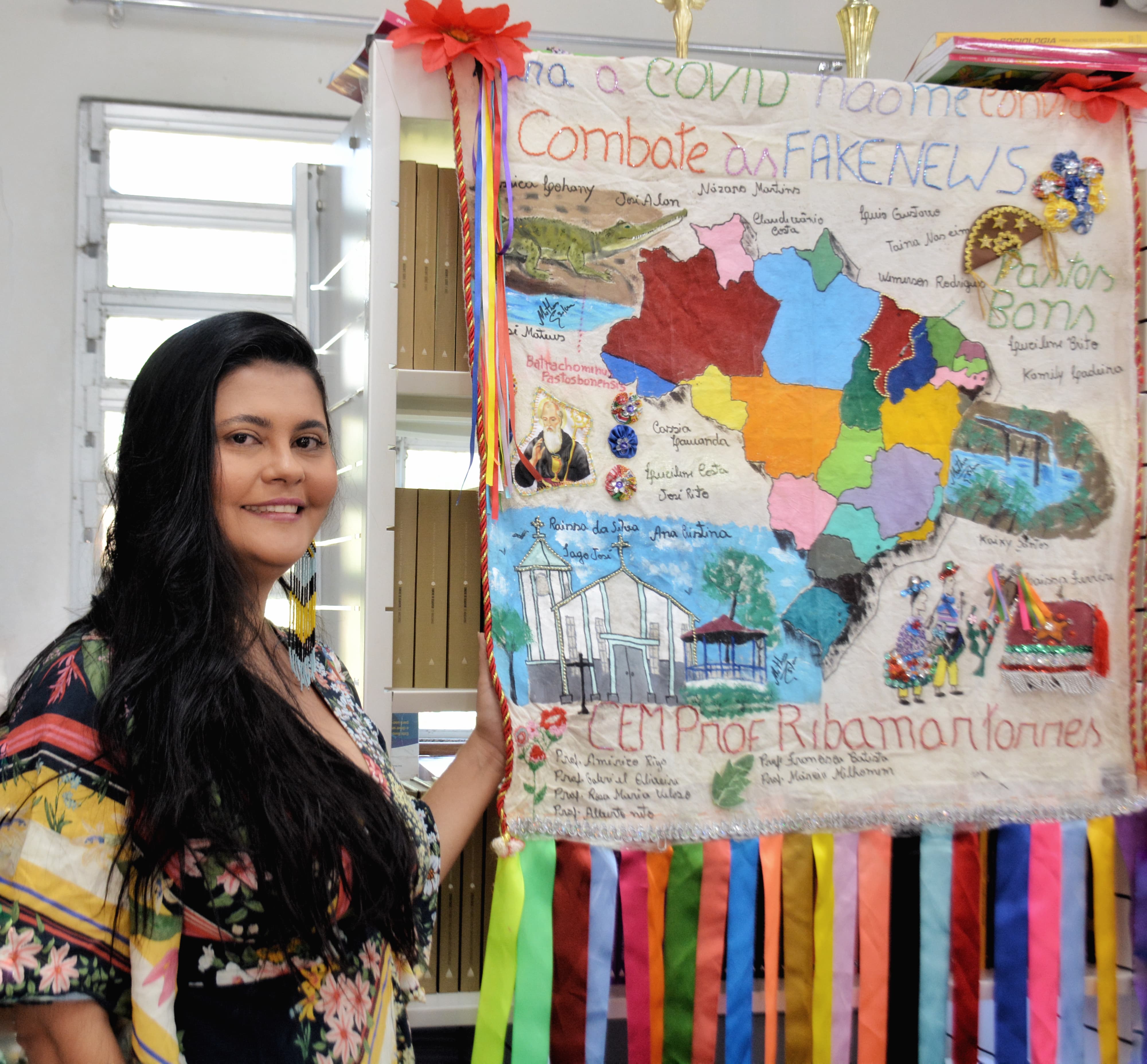 Rosa Maria está sorrindo e está com o brinco colorido