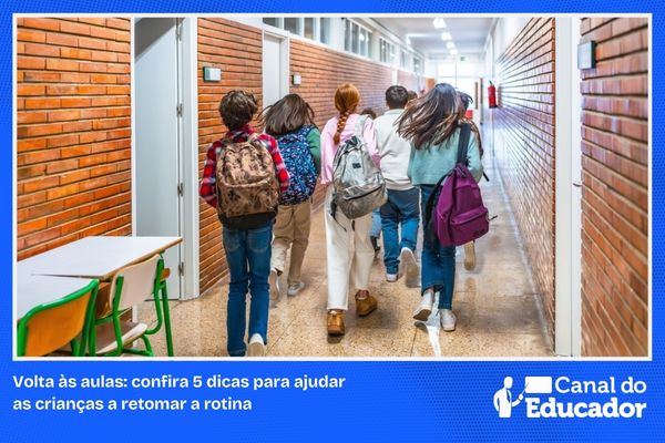 Crianças em corredor