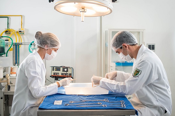 Estudantes do curso de Medicina manuseiam material cirúrgico no laboratório da Unitau