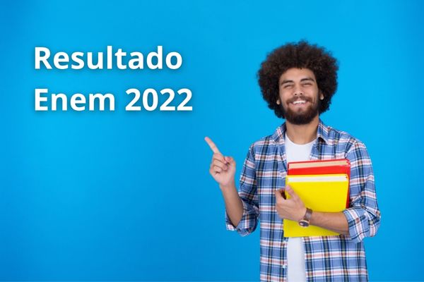 Estudante negra sorrindo com camiseta amarela e fundo amarelo Texto Encceja 2022